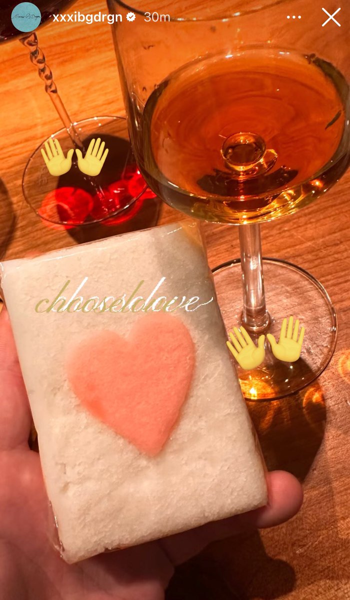 GDJENGDX's tweet photo. gd looks like he's at a romantic dinner right now, and he's got two glasses in front of him and a heart🤭his girlfriend jennie has a world tour tomorrow and she has to hit the road, so they must be having one last good night before jen leaves🤭 #jendragonisreal #taennieisfake https://t.co/4TDmy6I338