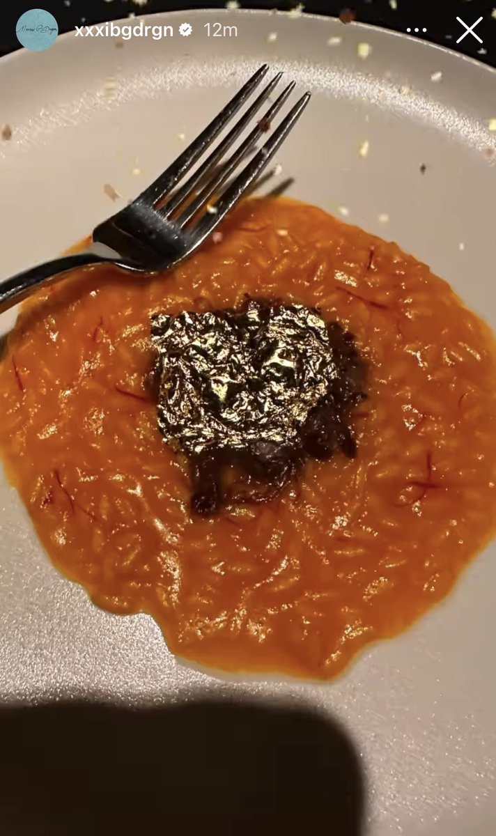 GDJENGDX's tweet photo. gd looks like he's at a romantic dinner right now, and he's got two glasses in front of him and a heart🤭his girlfriend jennie has a world tour tomorrow and she has to hit the road, so they must be having one last good night before jen leaves🤭 #jendragonisreal #taennieisfake https://t.co/4TDmy6I338