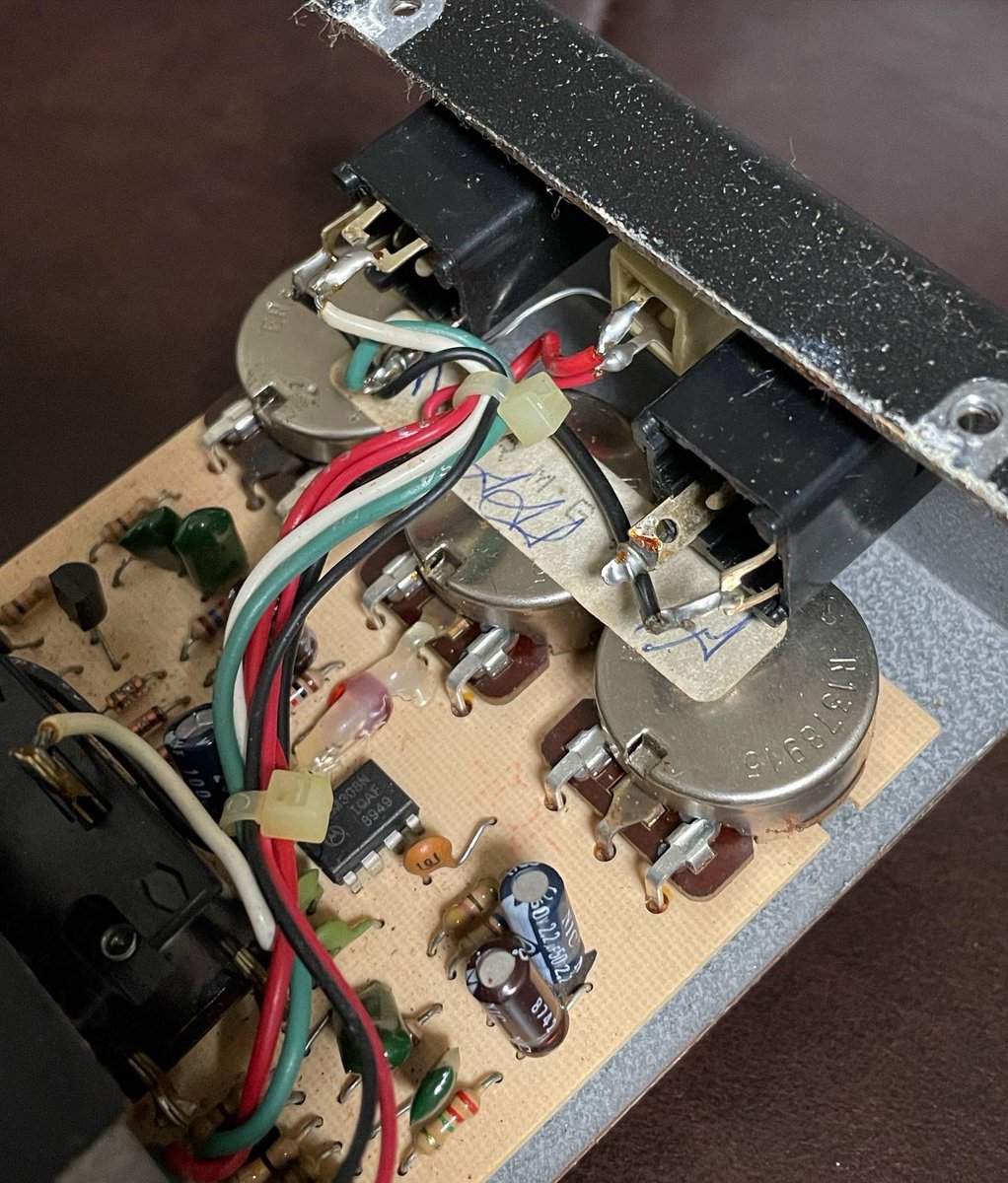 SHOYAguitar's tweet photo. 『Pro Co / RAT2 』
1989年製のオペアンプはMotorola製LM308N、ポットはCTS製で銀ネジです🔩
めっちゃいい音します🎸

#エフェクター #effecter #effectspedals  #ギター  #guitar https://t.co/0ARtVKx84P