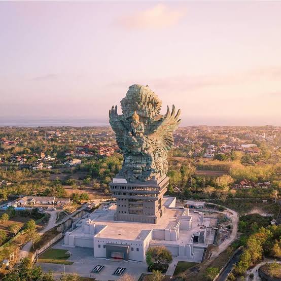 micvir's tweet photo. @fasc1nate GWK from Bali, Indonesia is 121 meters high https://t.co/x7wsSFJ8HH