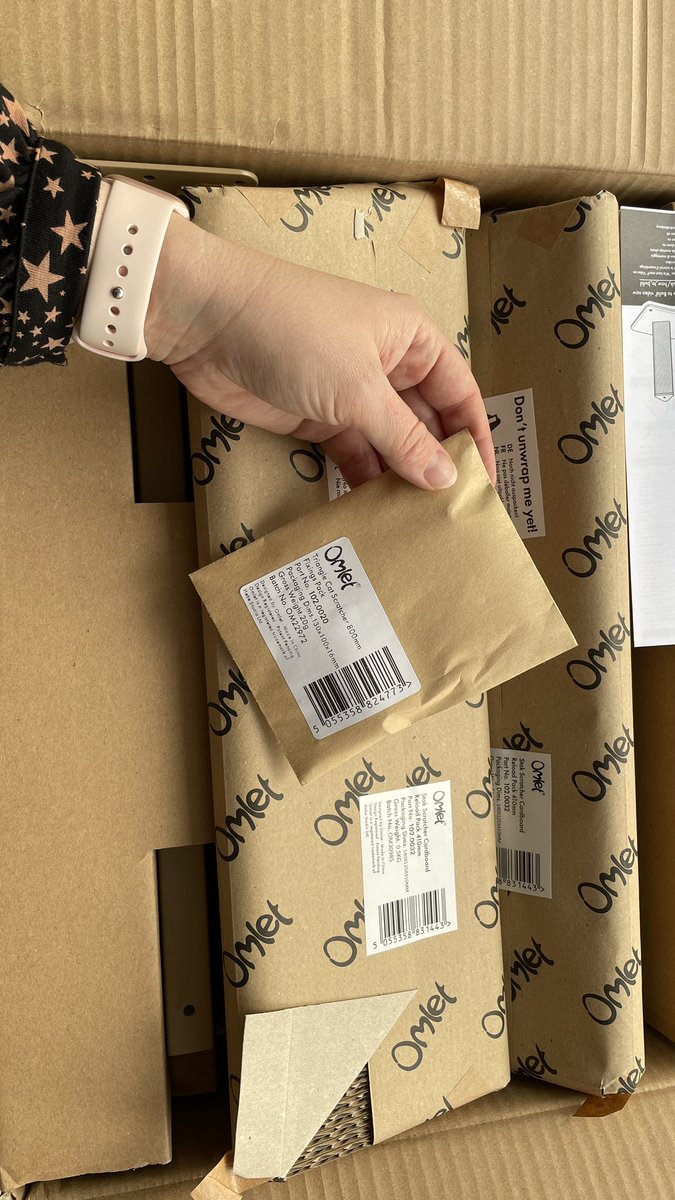 Roxy_xxxx's tweet image. So lovely to see sustainable and responsible packaging from @omlet not a scrap of plastic in sight! So many other companies could take note and do the same! #catscratcher #CatsOfTwitter #Gifted