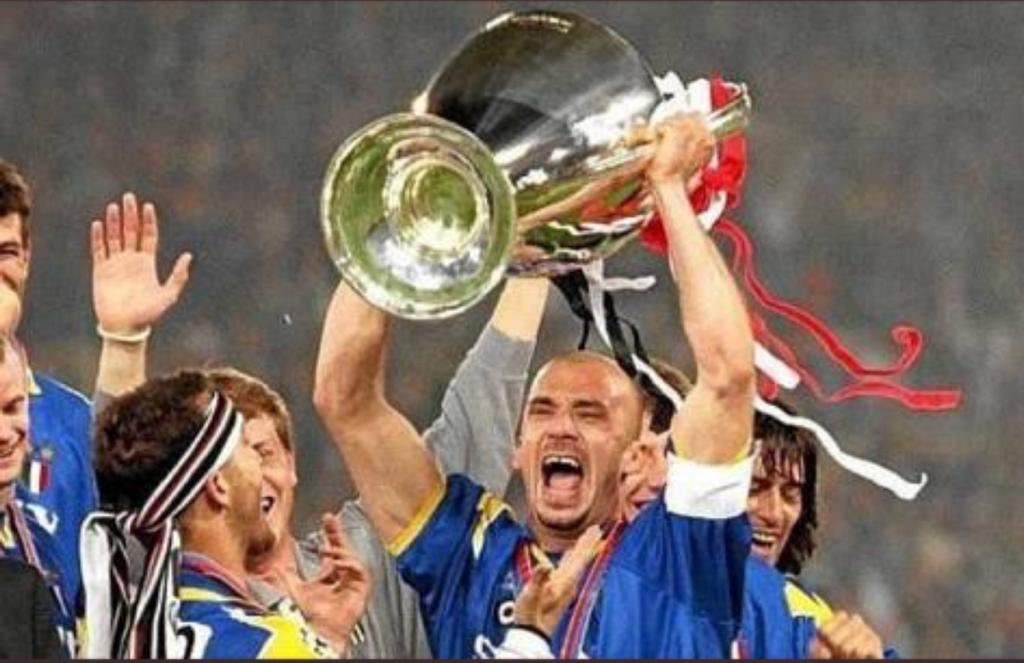 LucianoMoggi's tweet photo. Caro Capitano,insieme abbiamo sempre vissuto emozioni forti grazie al calcio che ci ha regalato tante https://t.co/RUlRktrQvg dolore di oggi è immenso.Ti voglio ricordare condottiero,sorridente e felice come quando hai alzato la Champions 96 e vinto l’europeo.Ciao #GianlucaVialli https://t.co/HmLGAA2HaQ