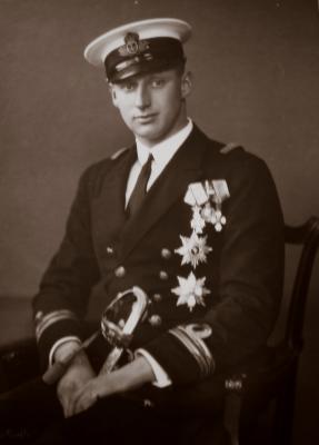 IFolkeparti's tweet photo. Vi går ind for fuld ligestilling i Ingolfistisk Folkeparti - men at tage kronen fra den retmæssige konge er en forkastelig handling, der bringer tilliden til monarkiet og det politiske system i fare. 1953 var en fejl! #dkpol #ingolfpaatronen #ingolfhaaberogventer https://t.co/2lFH3t9wKr