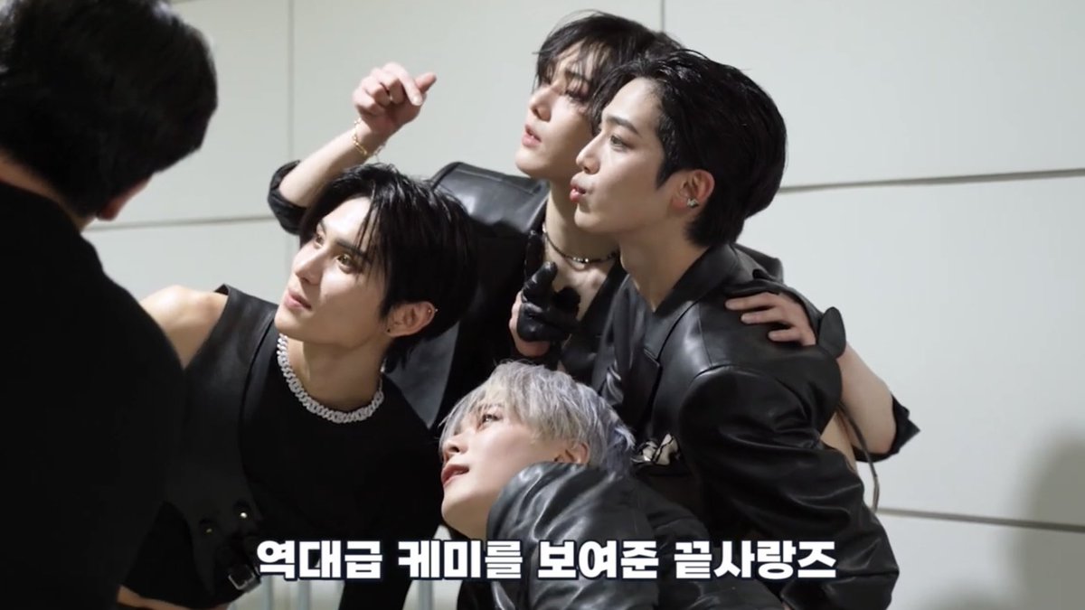 WEISTROFILES's tweet photo. “unit members showed perfect chemistry”
“group selfie time before saying goodbye”
“i’ll keep this photo as my family treasure”
“i’m in love with this unit … ♥️” https://t.co/QC2ngeHZR7