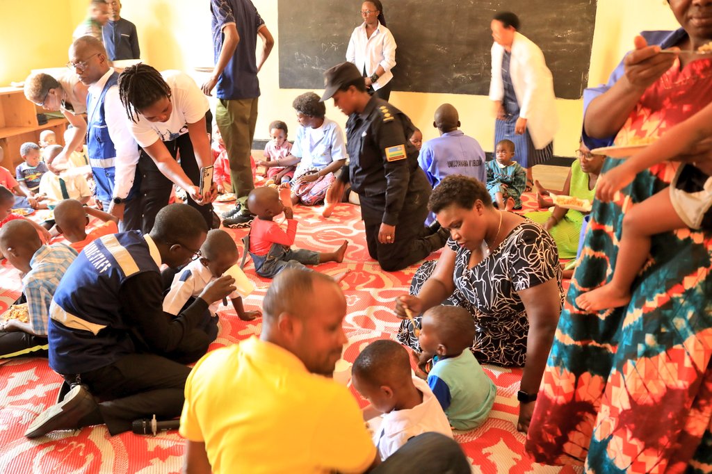 KicukiroDistr's tweet photo. Mu rwego rwo kugabanya imirire mibi  n'igwingira mu bana , Akarere ka Kicukiro kateguye Ubukangurambaga bwiswe "Nderere U Rwanda"   ,kuri uyu munsi igikorwa kizihirijwe mu Murenge wa Kanombe kuri ECD ya Busanza  . https://t.co/GW6VyuRXcP