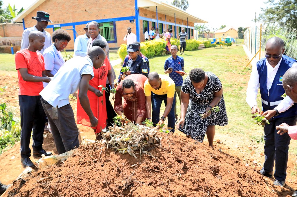 KicukiroDistr's tweet photo. Mu rwego rwo kugabanya imirire mibi  n'igwingira mu bana , Akarere ka Kicukiro kateguye Ubukangurambaga bwiswe "Nderere U Rwanda"   ,kuri uyu munsi igikorwa kizihirijwe mu Murenge wa Kanombe kuri ECD ya Busanza  . https://t.co/GW6VyuRXcP