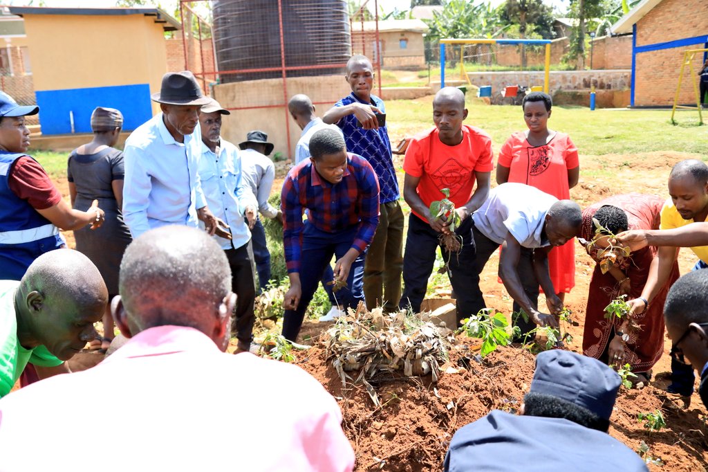 KicukiroDistr's tweet photo. Mu rwego rwo kugabanya imirire mibi  n'igwingira mu bana , Akarere ka Kicukiro kateguye Ubukangurambaga bwiswe "Nderere U Rwanda"   ,kuri uyu munsi igikorwa kizihirijwe mu Murenge wa Kanombe kuri ECD ya Busanza  . https://t.co/GW6VyuRXcP