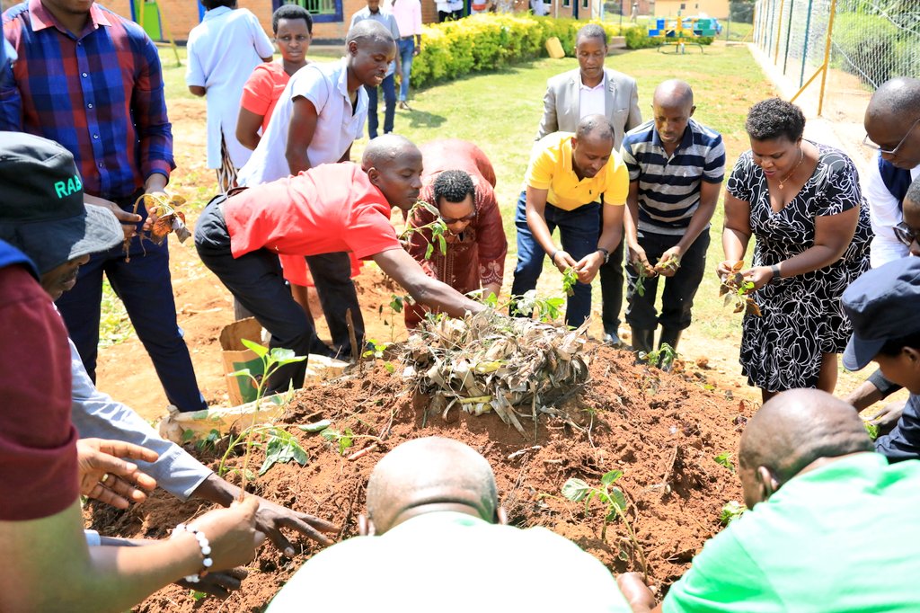KicukiroDistr's tweet photo. Umuyobozi Nshingwabikorwa w'Akarere ka Kicukiro Madamu @umusoso  ari kumwe n'abafatanyabikorwa ndetse n'ubuyobozi bw'Umurenge wa @KanombeSector  bakoze akarima k'igikoni  ndetse bagaburira abana indyo yuzuye . https://t.co/cOAY6FH5E0