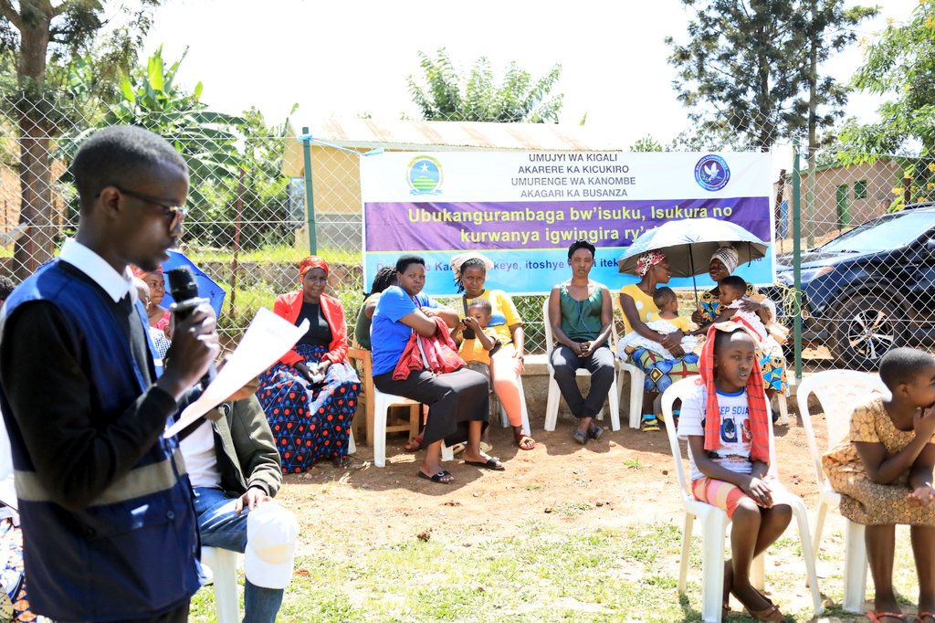 KicukiroDistr's tweet photo. Umuyobozi Nshingwabikorwa w'Akarere ka Kicukiro Madamu @umusoso  ari kumwe n'abafatanyabikorwa ndetse n'ubuyobozi bw'Umurenge wa @KanombeSector  bakoze akarima k'igikoni  ndetse bagaburira abana indyo yuzuye . https://t.co/cOAY6FH5E0