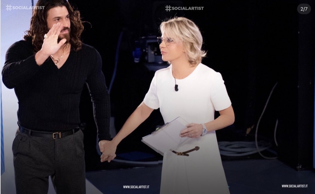 📌Saturday 7 January, Maria De Filippi is waiting for you with the first appointment of the twenty-sixth edition of #CePostaPerTe.

In the studio protagonists of two surprises the beloved Turkish actor #CanYaman