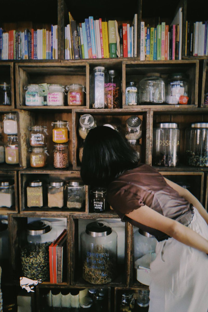 AlvChrist's tweet photo. Kalo kalian ke Jogja kalian harus nyempetin visit Bhumi Bhuvana milik mbak Bhuki. Tempatnya sangat warm dan intimate. Menyediakan opsi experience berbeda mulai dari belanja di pasar, workshop kombucha, hingga makan bareng. Sering banyak event kecil2an juga... https://t.co/i8JEEHTkN3