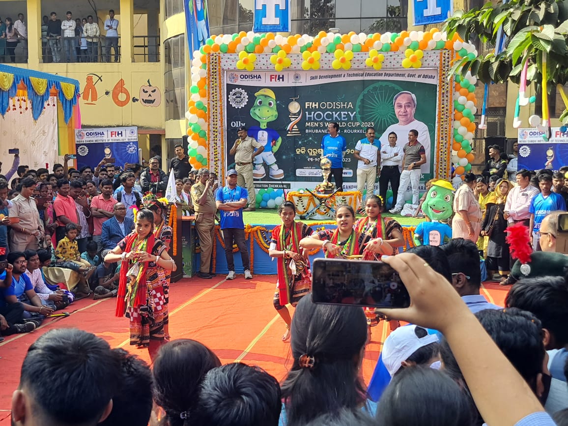 ParjangBdo's tweet photo. Cultural programme during welcoming the FIH World Championship Trophy. https://t.co/oKd7CUkWyY