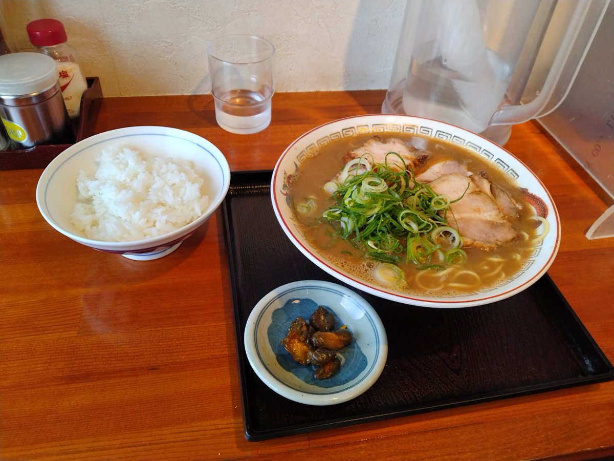 lazokusei's tweet photo. #ラーメン #和歌山ラーメン
#今心 #日前宮 #和歌山
限定の烏賊豚骨は売り切れ、店内はかなり烏賊の残り香
#中華そば 1:5玉、肉増し、ごはん←味濃い目だから要る！
以前食べた時にかなりコシがあった記憶だから、柔麺でお願いして、めちゃ美味しかったです
ごちそうさまでした https://t.co/JxE7R1LtAd