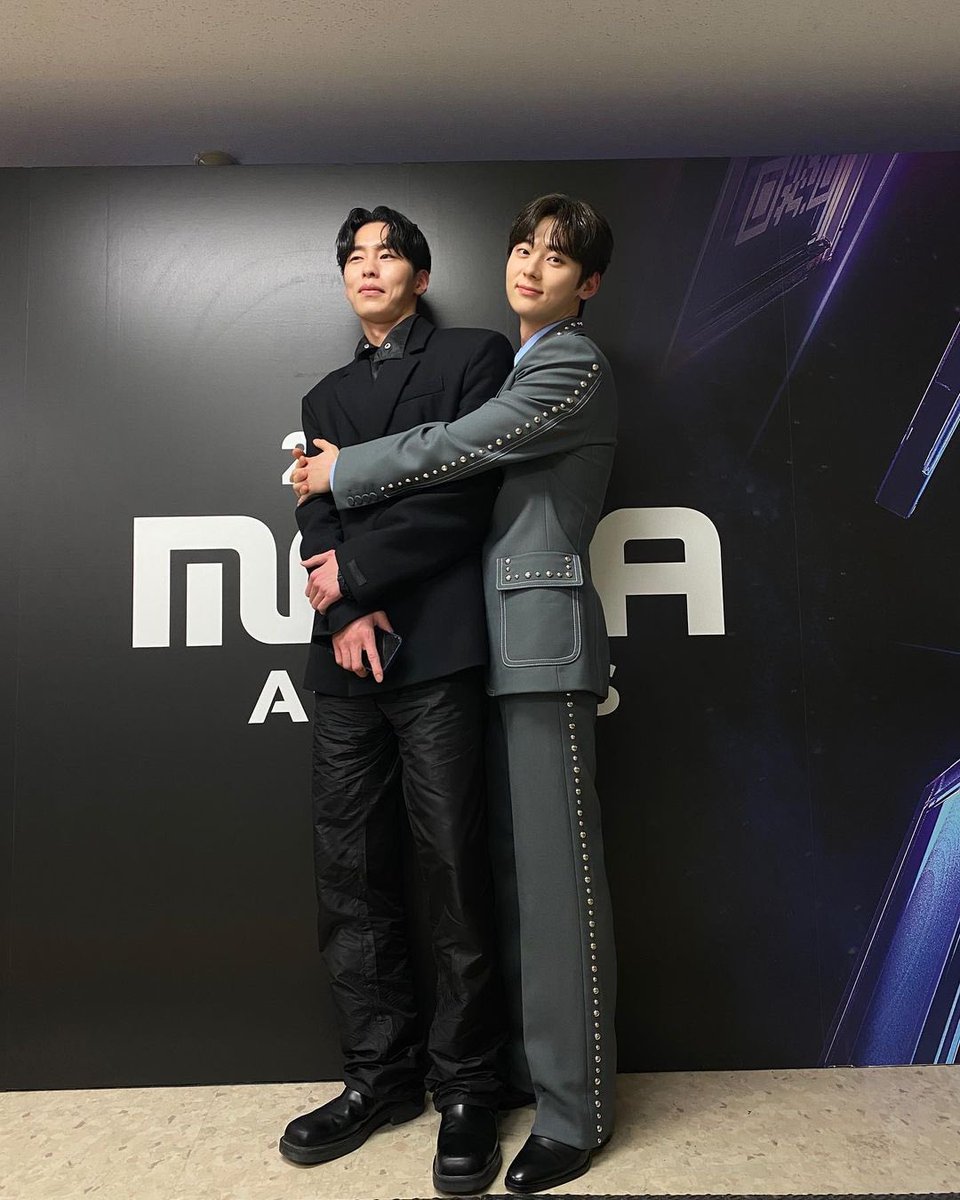leejaewookstyle's tweet photo. jaewook and minhyun’s things, cute hugs 🫂 https://t.co/NZSDyJYVUs