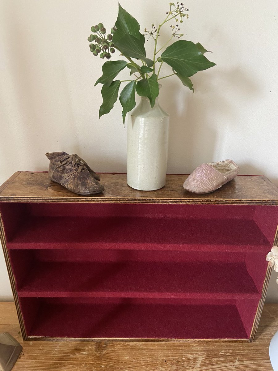 51_interiors's tweet image. Vintage Oak Shelving Unit - Small Oak Lined Shelf - Display Shelf for Collectables - Wooden Box  - Cutlery Tray - Wooden Lined Box  #displaybox #displayshelf #cutlerytray #feltlinedbox #smallshelfunit #etsy etsy.me/3iccmra