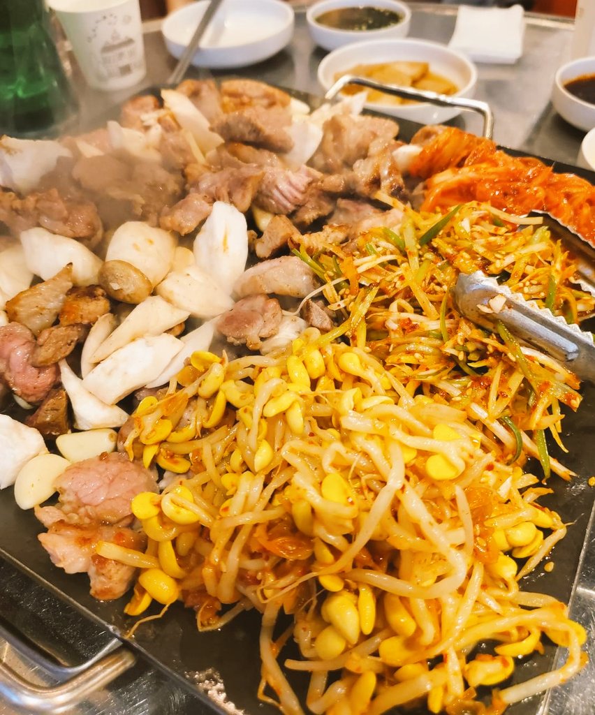 toyochiku's tweet photo. @chamotsuki テヘ😝 旨いもの一杯食べたし、2023年も頑張れる気がするよ👊😆🎵 https://t.co/fhL6qNOeTV