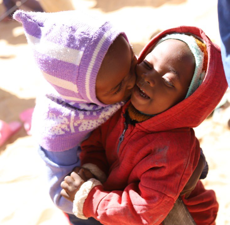 PatriciaSafiL's tweet photo. Les missions sur le terrain au #Niger c’est aussi cette tendresse naturelle qui vous motive à donner le meilleur de vous-même, (en dépit des challenges quotidiens!) pour que chaque enfant bénéficie d’un avenir radieux! #CarnetsDeVoyage #Maradi🇳🇪 https://t.co/yxiUdMLBBB