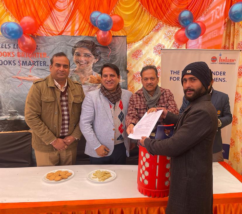 ioclpunjab's tweet photo. CGM(LPG) Sh. Subramaniam Ganapati @ioclpunjab &amp; DLH, JIDO initiated the promotion campaign of @Indianoil  branded Composite cylinders at Amritsar. They interacted with customers &amp; 4 new connections of 10 Kg composite cyls were issued and handed over to  customers
#IndianOilcl https://t.co/iEUVoUznyl
