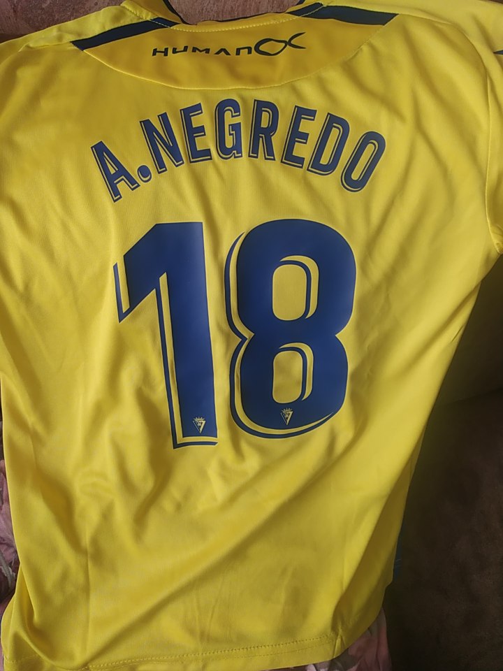 Javitrompy's tweet photo. Que buen gusto tiene mi hijo y eso que no te vio jugar en el @SevillaFC  por su edad. Grande tiburón!! Te podrá conocer algún día?? @AlvaroNegredo9 https://t.co/OAYB0EiqMC