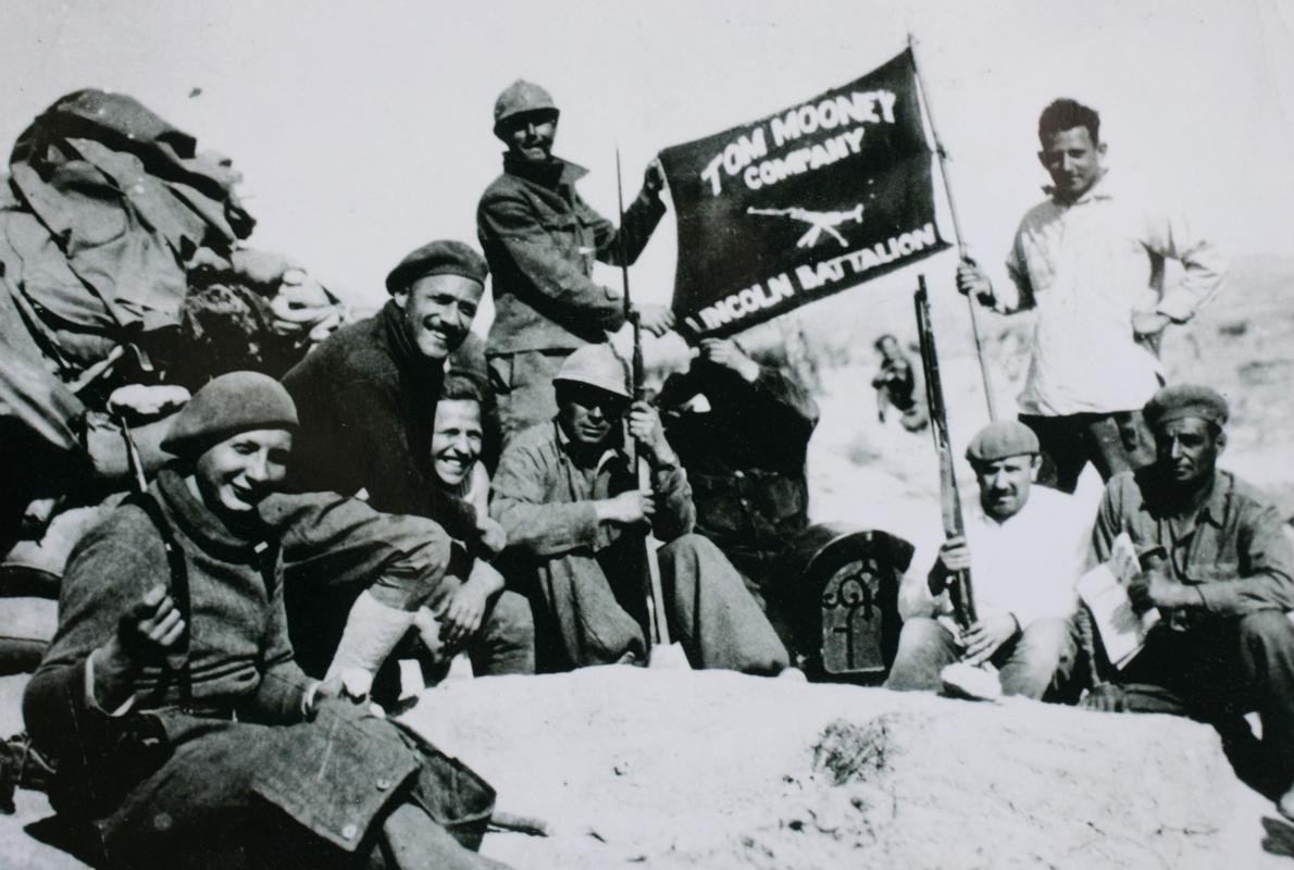 radicaldaily's tweet photo. Jan 6 1937 – Abraham Lincoln Brigade forms to fight fascism in the Spanish Civil War. Almost 3,000 Americans travel to Spain as part of the International Brigades. https://t.co/vSH4vqmXve https://t.co/FFBllObwW7
