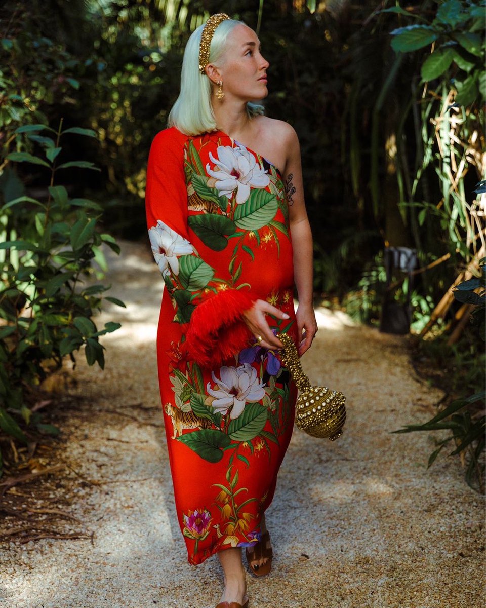 MaeCassidy_'s tweet photo. Beating the winter blues ☀️🌺♥️🌴 Stunning Artist, Painter and Photographer; Claire Luxton styles our @MaeCassidy_ Simi Sparkle clutch on her honeymoon ✨ #MaeCassidy #SimiSparkle 

https://t.co/Ixm3q6h63o https://t.co/0nxabVK3jT