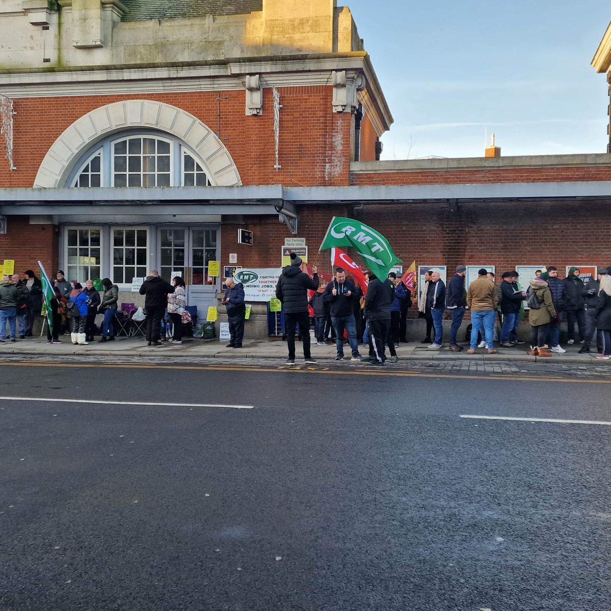 Strong picket line at Tunbridge Wells this morning! Keep up the fight💪  @RMTunion
#TunbridgeWells
#SupportRailWorkers
#SupportTheStrikes 
#railstrike 
#Strikers #UnionStrong