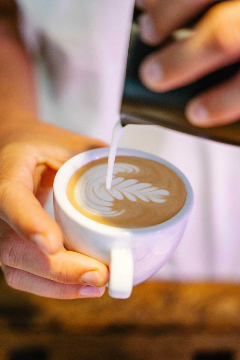 Kaffeekommune's tweet photo. Latte Art is a thing with specialty coffee. It does not make the beverage tasting better... still it is a basic barista skill and makes the beverage look nicer. Do you think it is important or useless?🤷🙋🤔
📸 @phjsw https://t.co/CqnPADs2re