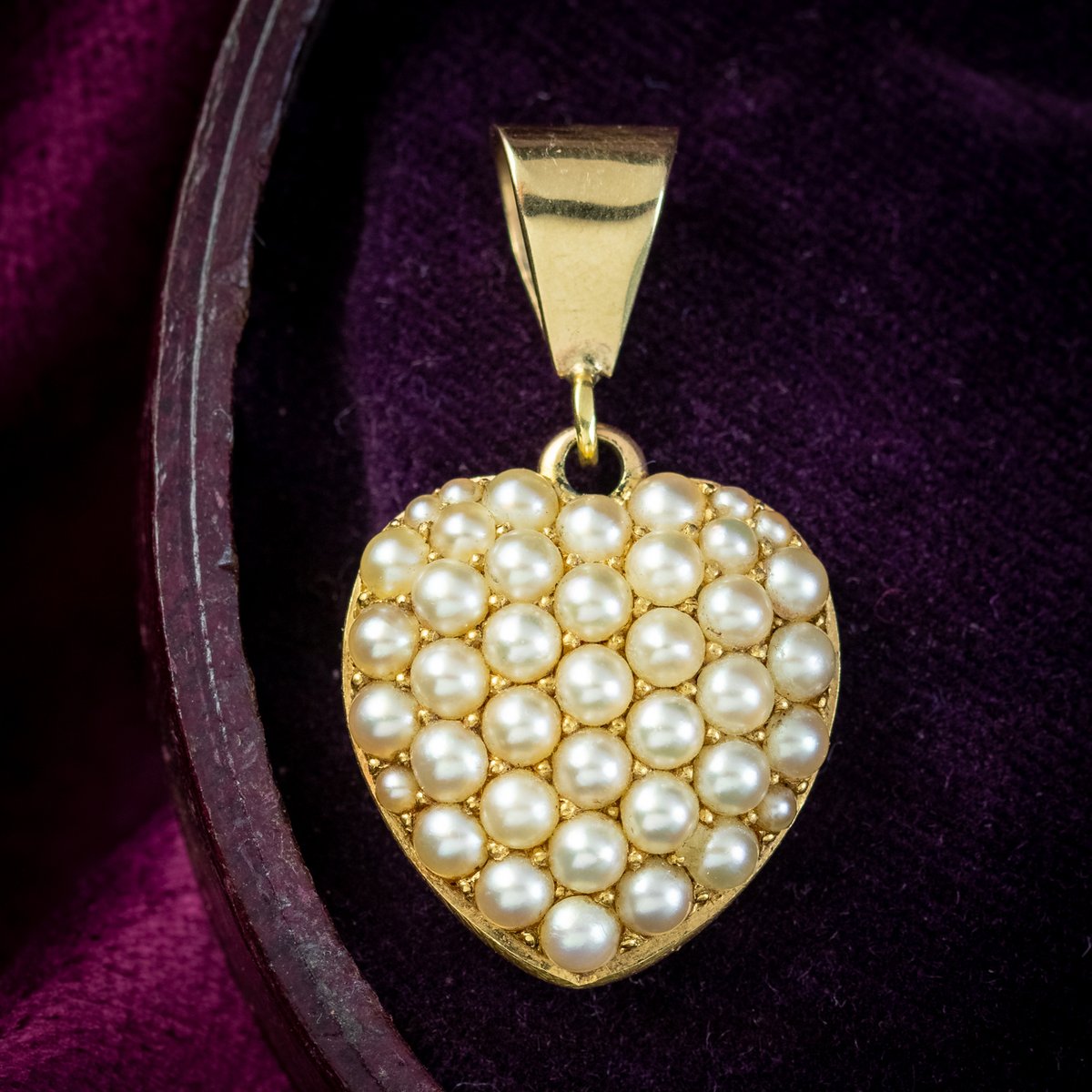 Antique_Group's tweet photo. A pretty antique Victorian heart pendant modelled in 15ct gold and pave set with a glamorous collection of pearls with a bright lustre and silvery-white tone.

https://t.co/JKKsH8Peu3

#antiquejewelry #sustainablejewelry #vintageinspo #jotd #jewelryaddict #beautiful https://t.co/KjzhBTfpUF