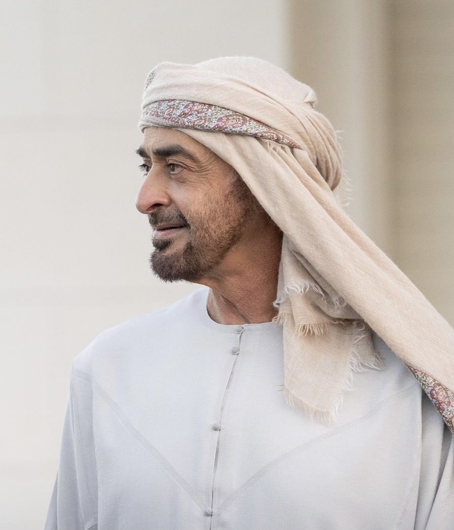 yaquob_alrayssi's tweet photo. يقول أحدهم كنا برفقـة الشيخ محمد برحلة
قنص بإحدى الدول الباردة جداً ونحن بالطريق
توقف سمـوه بسيارتـه فجأة واستغربنا وإذا به
نزل واتجـه لشخص يقف علـى الشارع يكاد
يتجمد من البرد وإذا بالشيخ ينزع "كندورته
وغترته" ويلبسها للشخص.

لا يفعلها سوى أصحاب القلوب الكبيرة،
حفظ الله بو خالد🇦🇪 https://t.co/KZ6ENvsifN