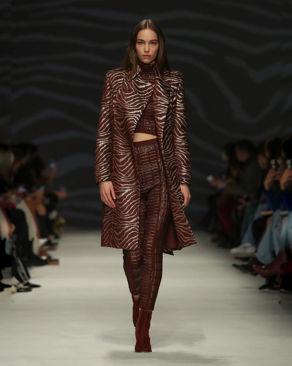 elilhaam's tweet photo. 🤎 The winter trench you've been looking for!⁠
⁠
This chocolate brown animalier trench coat will surely illuminate the seasonal wardrobe with a determined character.
⁠
Discover the #runway collection from GENNY at https://t.co/FiiWGLdB57 ✨

#genny #fashion #trench #stylish https://t.co/1kbjqpIj11