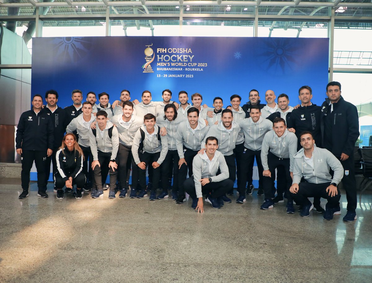 Los Leones finalmente llegaron a Bhubaneswar, donde en una semana enfrentarán a Sudáfrica y protagonizarán el partido inaugural del Mundial. Preguntales si tienen ganas de salir a la cancha con la camiseta argentina... #HWC2023