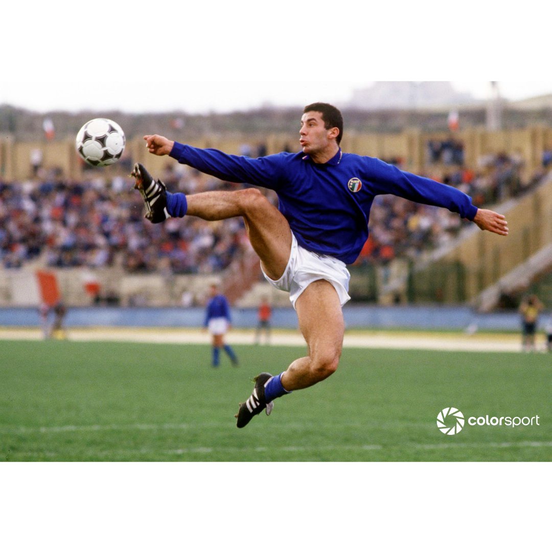 Colorsport's tweet photo. Gianluca Vialli played 59 times for Italy and signed for Juventus for a then record transfer fee of £12m.   He arrived at Chelsea in ’96 and became player-manager in ’98 and was the first Italian to manage a Premier League side.

  Images captured by COLORSPORT https://t.co/WAfgXuMaRU