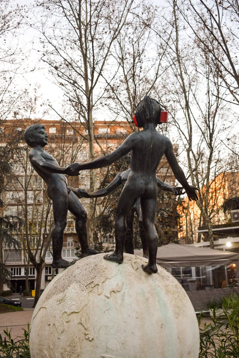 nohagotarot's tweet photo. Hemos tapado los oidos de algunas estatuas de niños de Madrid para concienciar sobre el impacto de la pirotecnia en niños con TEA. 

¡Agradecemos la difusión! A cuantas más personas le llegue este mensaje mejor. 

Para ellos no es divertido. 

#noalapirotecnia https://t.co/oNhRHH5VyB