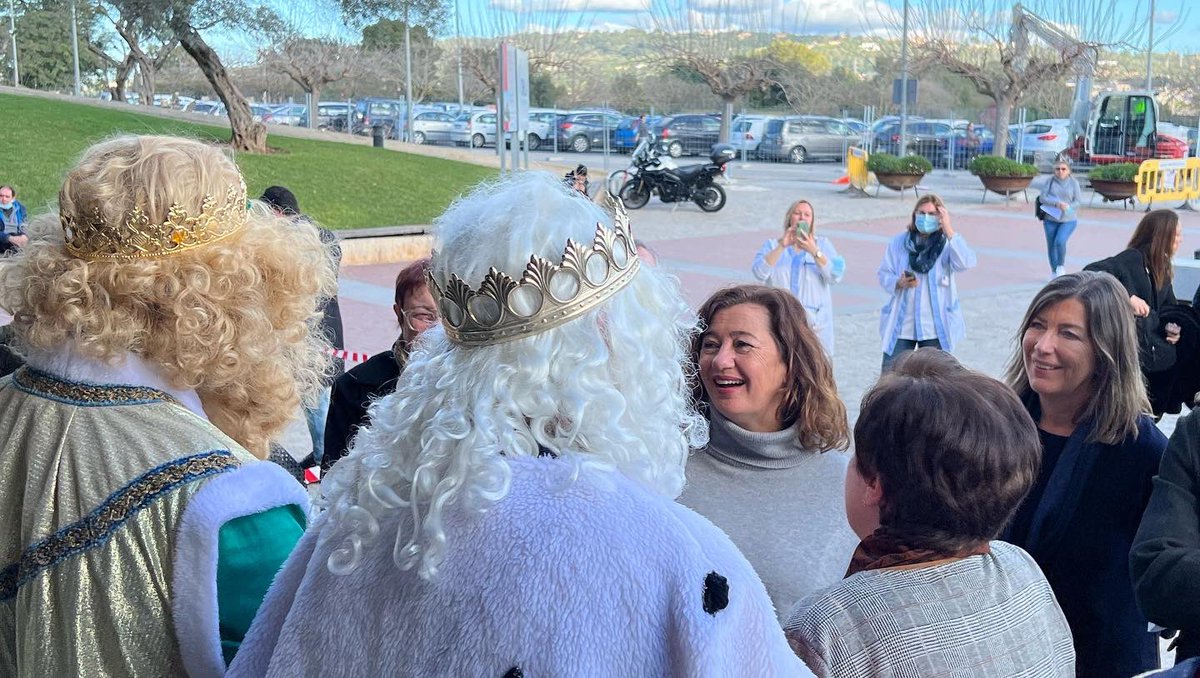 SalutGOIB's tweet photo. 👑Com cada #6deGener, els Reis d'Orient, fidels a la seva cita, han visitat els infants dels hospitals de les Illes Balears, els quals els esperaven amb molta il·lusió.
👑Els han repartit regals i molta felicitat. https://t.co/gLJtf92tcf