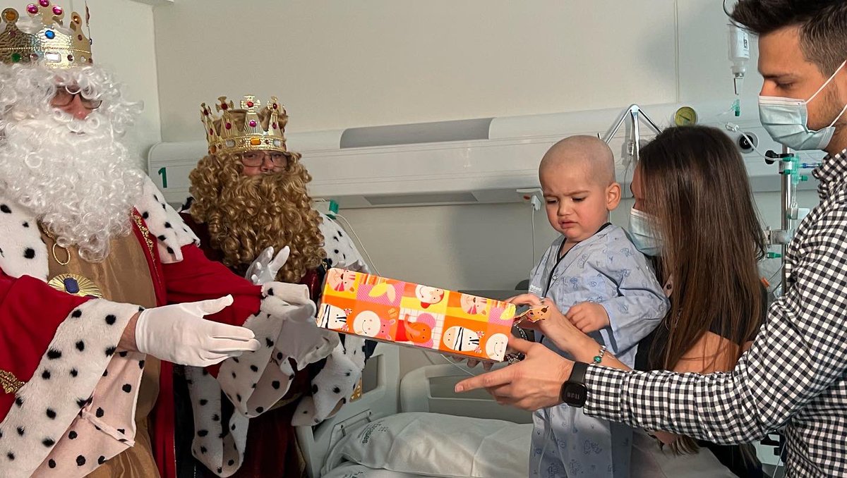 SalutGOIB's tweet photo. 👑Com cada #6deGener, els Reis d'Orient, fidels a la seva cita, han visitat els infants dels hospitals de les Illes Balears, els quals els esperaven amb molta il·lusió.
👑Els han repartit regals i molta felicitat. https://t.co/gLJtf92tcf