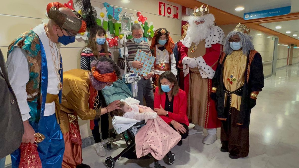 SalutGOIB's tweet photo. 👑Com cada #6deGener, els Reis d'Orient, fidels a la seva cita, han visitat els infants dels hospitals de les Illes Balears, els quals els esperaven amb molta il·lusió.
👑Els han repartit regals i molta felicitat. https://t.co/gLJtf92tcf