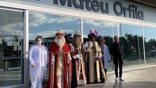 SalutGOIB's tweet photo. 👑Com cada #6deGener, els Reis d'Orient, fidels a la seva cita, han visitat els infants dels hospitals de les Illes Balears, els quals els esperaven amb molta il·lusió.
👑Els han repartit regals i molta felicitat. https://t.co/gLJtf92tcf