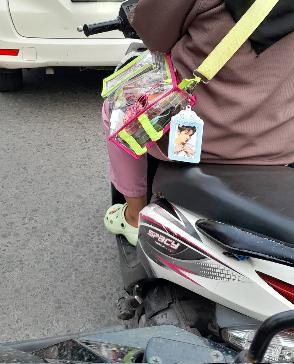 nctzenbase's tweet photo. rasanya pengen sender klakson kakaknya sambil bilang
'WIDIHHHH SE-FANDOM NIH KITA 🤩💚'
 tp gaberani 😭 🫶 https://t.co/KKSkr1sQeq