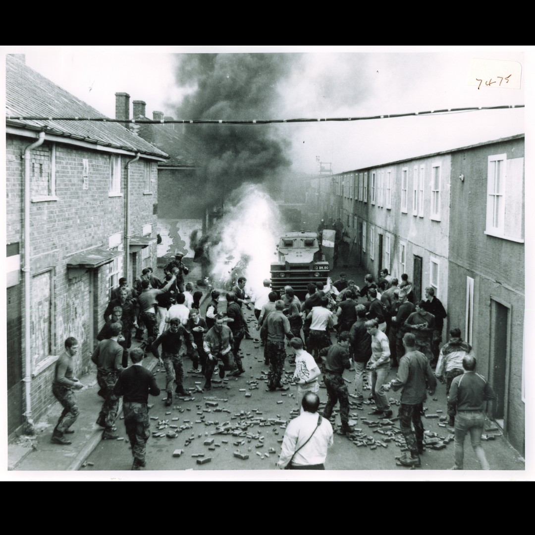 Good morning all, we are open 10:00-16:00 (last entry 15:30). Here we have a photograph which was in the 1987 RGJ Chronicle, titled realistic training in Rype Village.
To learn more about our collection, check out our website here: rgjmuseum.co.uk 

#theroyalgreenjackets
