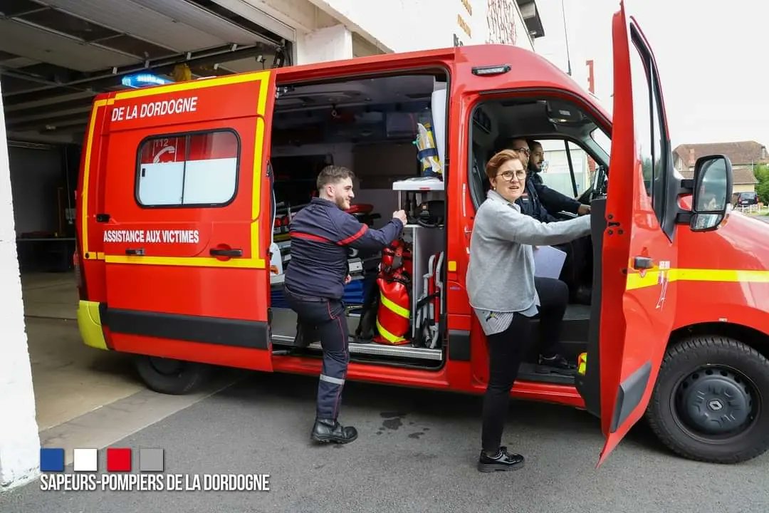 Le centre de secours de #Bergerac accueille depuis 24h une journaliste du magazine le «Mag Sud-Ouest» pour un reportage photos de plusieurs pages sur la vie des <a href="/pompiers24/">SDIS 24</a> en caserne avec des interviews, des sorties opérationnelles.
Bientôt dans votre Sud-Ouest du samedi !