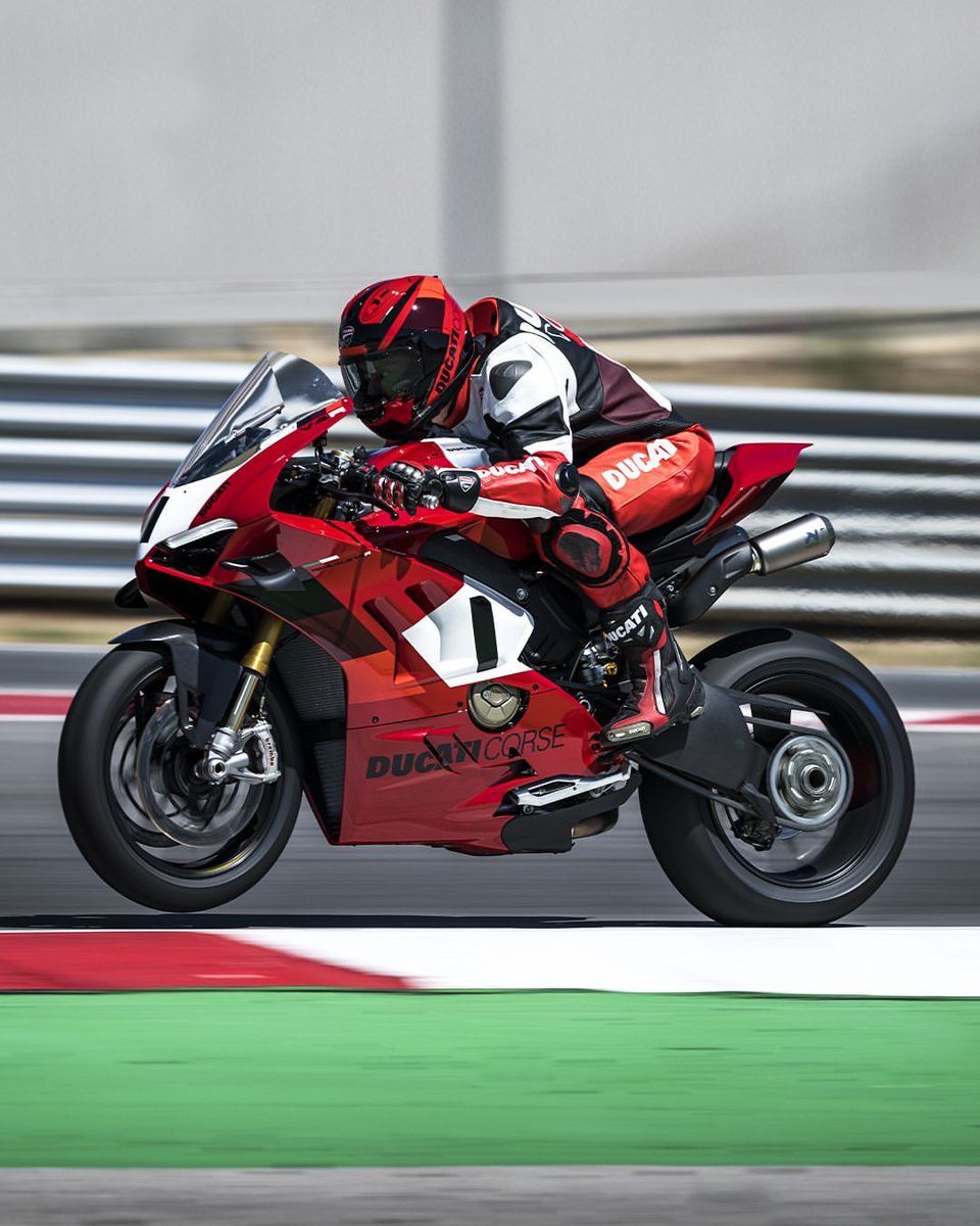 DucatiUK's tweet photo. 16,500 rpm. 

It's more than a number. It's a testament to our never-ending pursuit of performance. 

#Ducati #PanigaleV4R #ThisIsRacing https://t.co/agNZQ6VFFt