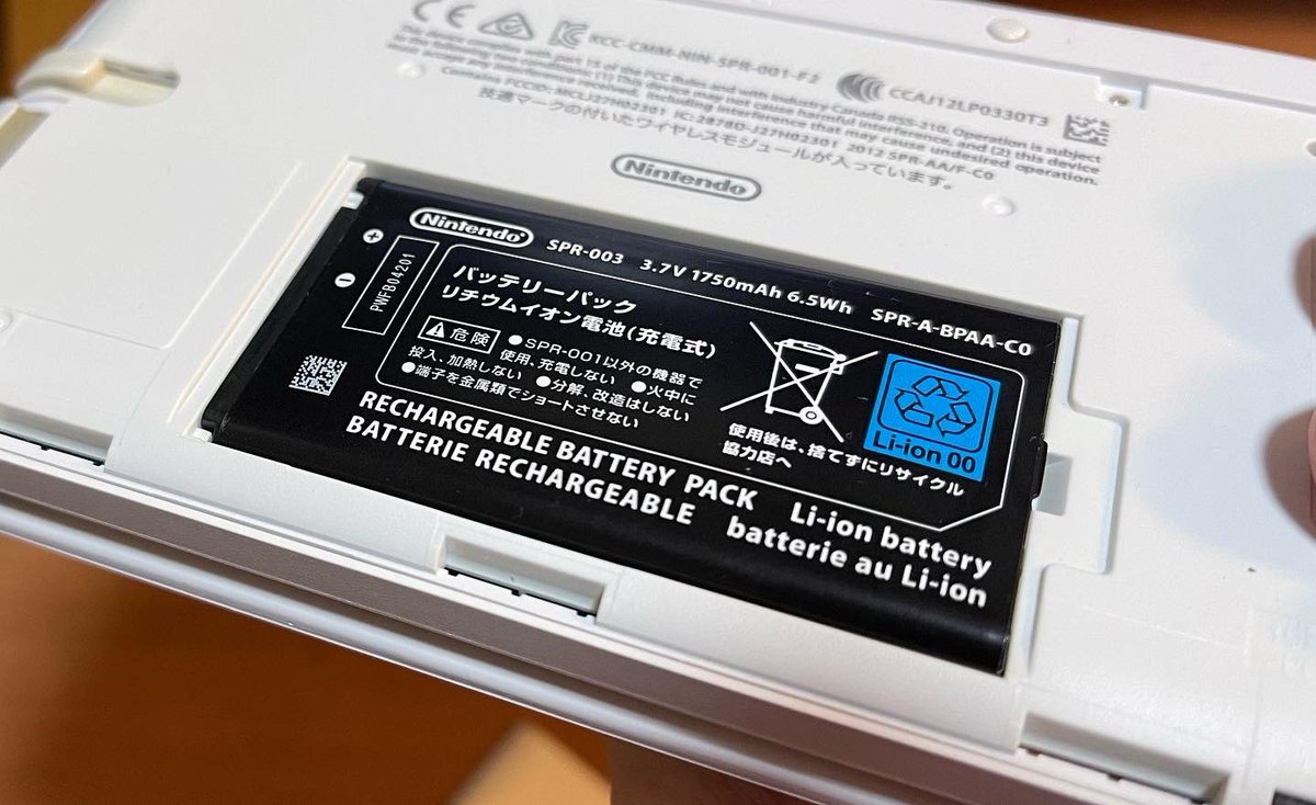 Chitoshi_M's tweet image. バッテリー内部のガスにより膨張。長いこと使っているからな。そろそろ交換ですね。
#3DSLL