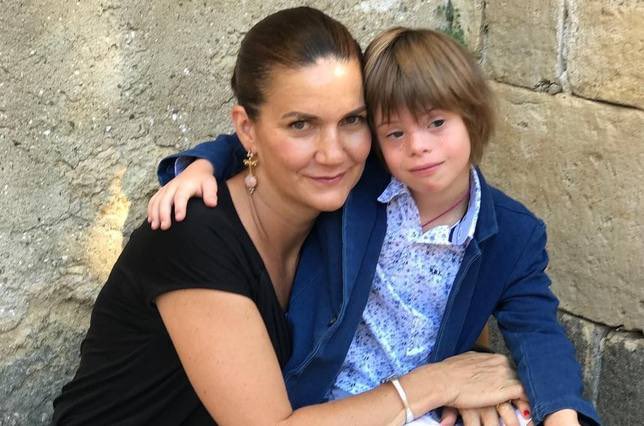 destellogloton's tweet photo. bonito día para recordar que hace justo 14 años nació el hijo de samantha vallejo-nágera y como descubrió que tenía síndrome de down en el parto y en palabras textuales "venía con sorpresa" decidió llamarlo roscón 🥰 https://t.co/C6AdASutYV