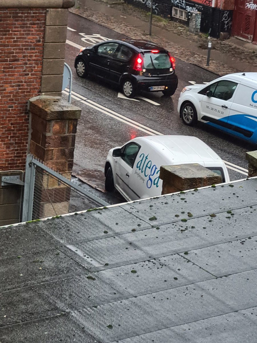 Zarsu470's tweet photo. @MVSJPoliti han sidder og blokere for trafik og folk der skal ind af porten ved Dich's køreskole. Han har nu været der i 20min og har rendt over til Efes. https://t.co/JsebwKeQsL