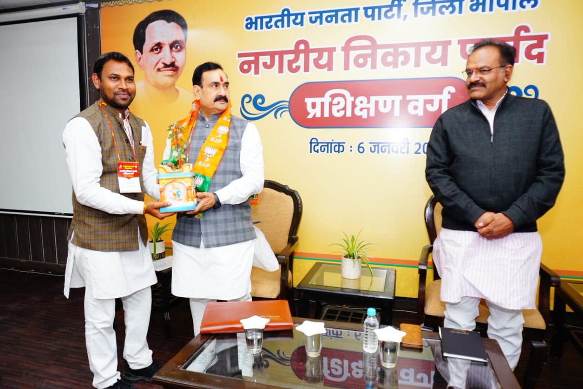 BJP4BhopalMP's tweet photo. म.प्र. सरकार में गृहमंत्री मा. श्री @drnarottammisra जी ने भाजपा के पूर्व सांसद श्री आलोक संजर जी की अध्यक्षता में @BJP4MP भोपाल जिले के नगरीय निकाय प्रशिक्षण वर्ग चौथा एवं समापन सत्र"लोक व्यवहार"के विषय मे जनप्रतिनिधियों को संबोधित किया
#नगरीय_निकाय_पार्षद_प्रशिक्षण_वर्ग_भोपाल https://t.co/mY5Wda0GJu
