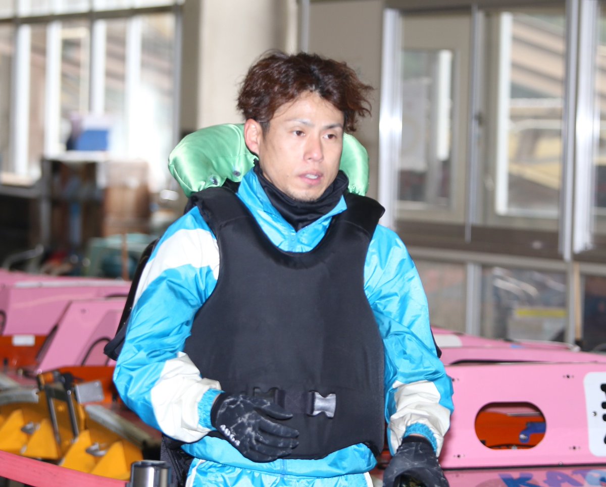 shochi_br's tweet photo. #ボートレースからつ の「ＰａｙＰａｙ銀行杯」に参戦の ＃新良一規 選手のヘルメットには「２０００」の数字がデザイン😁 「２０００勝達成のお祝いに 篤志（＃原田篤志）が作ってくれたですよ」とオンリーワンの素敵なヘルメットを喜んでいました‼️（高木）
＃スポーツ報知 ＃ボートレース https://t.co/dCWiAJGzrf