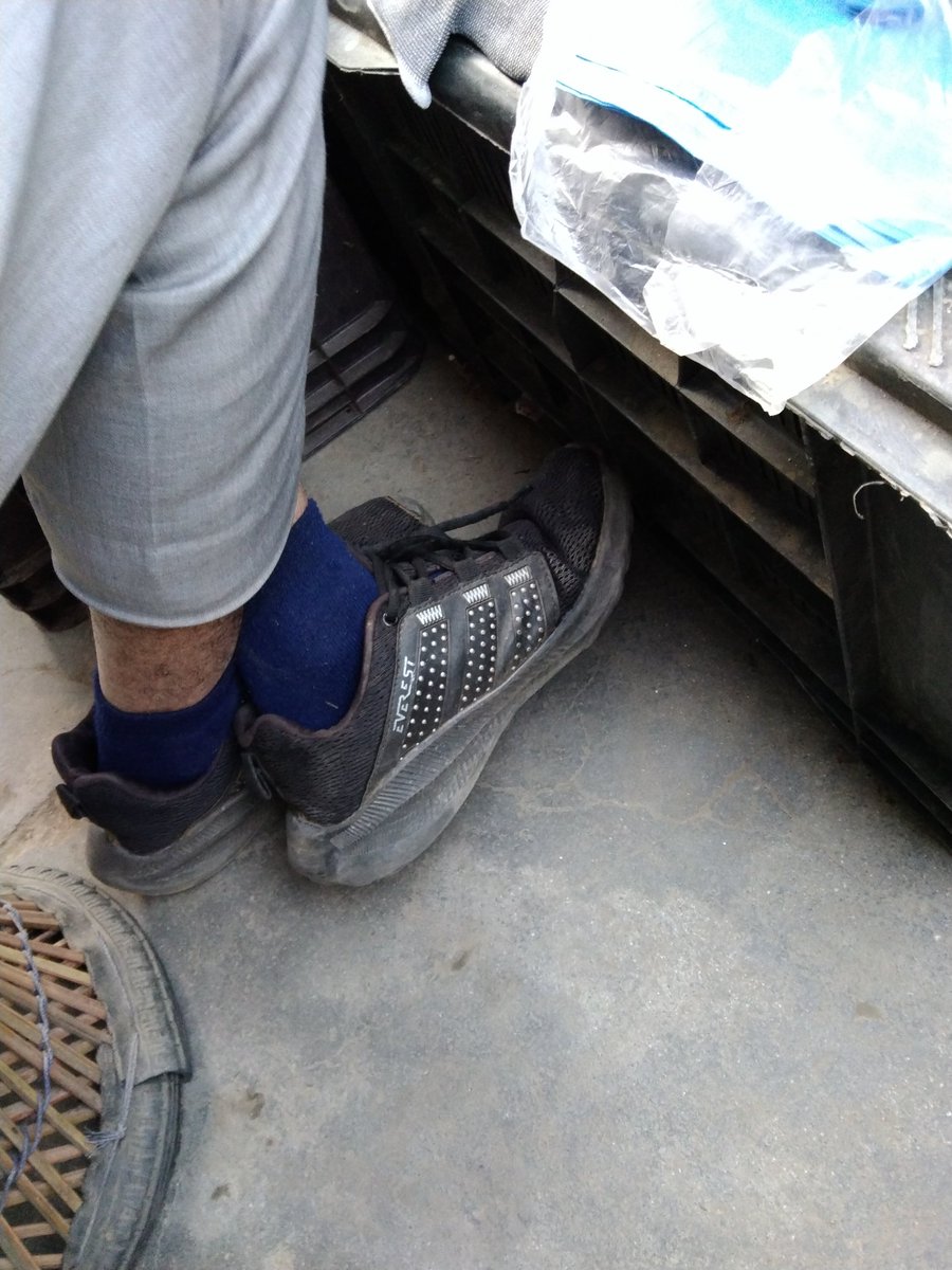 लाजले जुत्ता लुकाउंदै