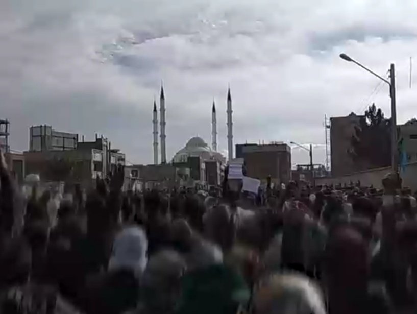 Mojtabapacino's tweet photo. بلوچ با بیش‌از ۱۰۰ کشته و صدها بازداشتی، ساکت نشد که هیچ، بلندتر هم فریاد میزنه "مرگ بر خامنه‌‌ای"
#زاهدان 
#مهسا_امینی https://t.co/hu13nTPIdo