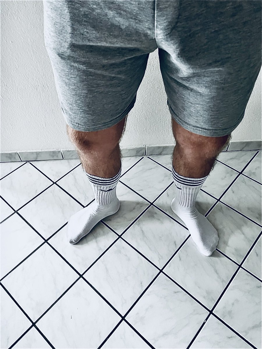 youngdaddy2804's tweet photo. Missing summer #legs #socks #nike #Nike #HairyLegs #WhiteSocks https://t.co/l5NJ2LSizB