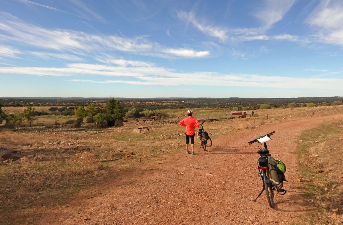 freedomtreks's tweet photo. "An excellent way to get a sense of Extremadura; magnificent scenery; the history; the culture."

📷: Iain Noble, Spain's Conquistadors &amp; Paradors Bike Tour, September 2022 https://t.co/IM9GIjwwd9